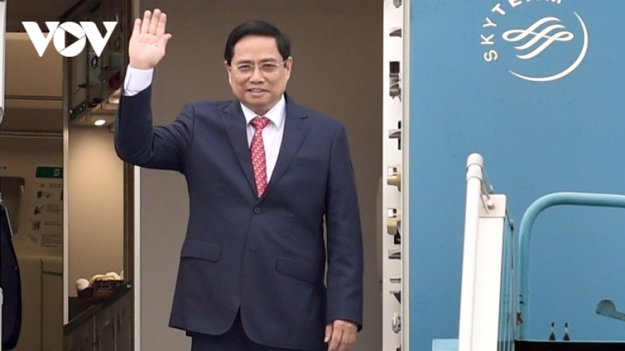 PM Chinh leaves Hanoi for ASEAN Summit in Jakarta